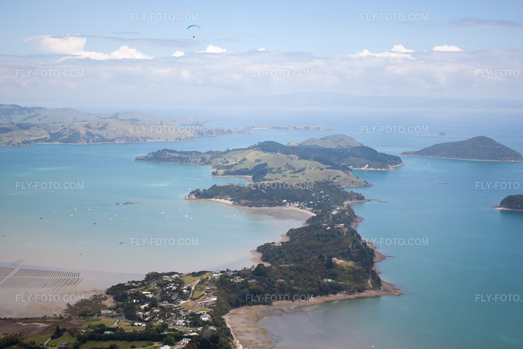 Aerial view: View of the town in Driving Creek in the state Waikato, New Zealand. – Photo: IMG_55524.jpg taken on 01/12/2013 by Werner Riehm/FLY-FOTO.com – Resolution of the original: 4521 x 3014 px