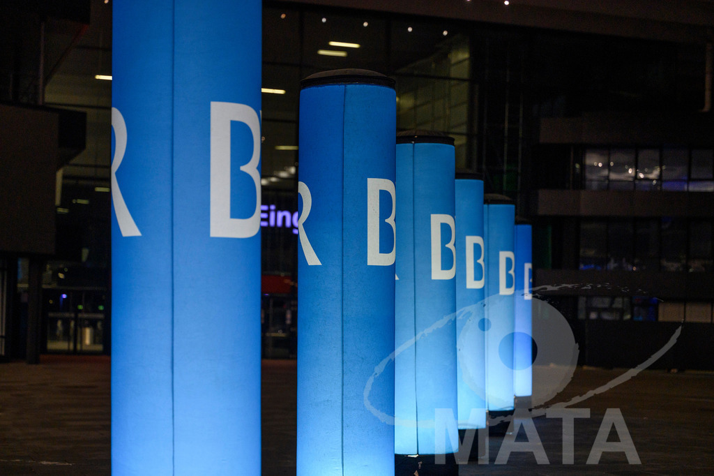 _DWI5921 | BR Symbol und belichtete Tannenbaum  bei '30 Jahre Sternstunden-Gala 2023' in der Frankenhalle. Nürnberg, 15.12.2023 - Realisiert mit Pictrs.com