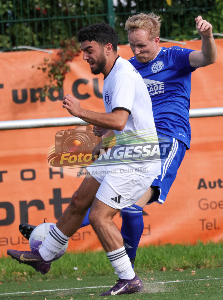 SV Enger-Westerenger - TuS Bruchmühlen | Auf dem Bild zu sehen: blau SV Enger-Westerenger: Henrik Jablonowski ; weiß TuS Bruchmühlen: Mahmut Salih Ünal SV Enger-Westerenger, TuS Bruchmühlen, Saison 26/27, Kreisliga A, Enger, Deutschland - Realisiert mit Pictrs.com