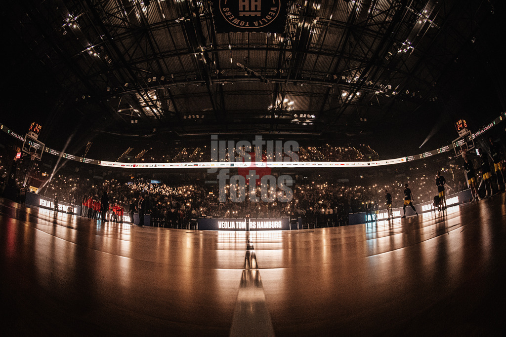Basketball | Männer | Saison 2025/2026 | easyCredit Basketball Bundesliga | Veolia Towers Hamburg vs. ALBA BERLIN | 14.12.2025 | Arena Totale Einlauf Lichtershow