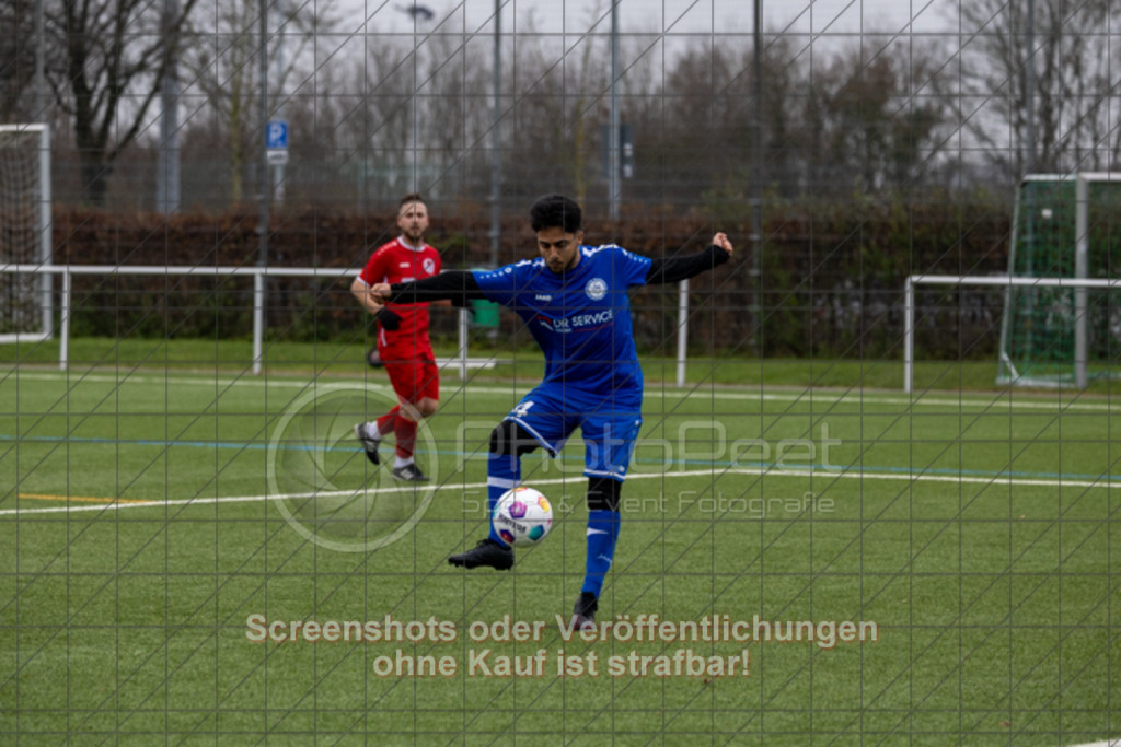 20251130_131408_0072 | #,FC Illiria Göppingen II (rot) vs. VfR Süßen II (blau), Fussball, Kreisliga B10 - Bezirk Neckar/Fils, 15. Spieltag, Saison 2025/2026, Kunstrasenplatz Nord, Hohenstaufenstraße 116, 73033 Göppingen, 30.11.2025 - 13:00 Uhr,Foto: PhotoPeet-Sportfotografie/Peter Harich