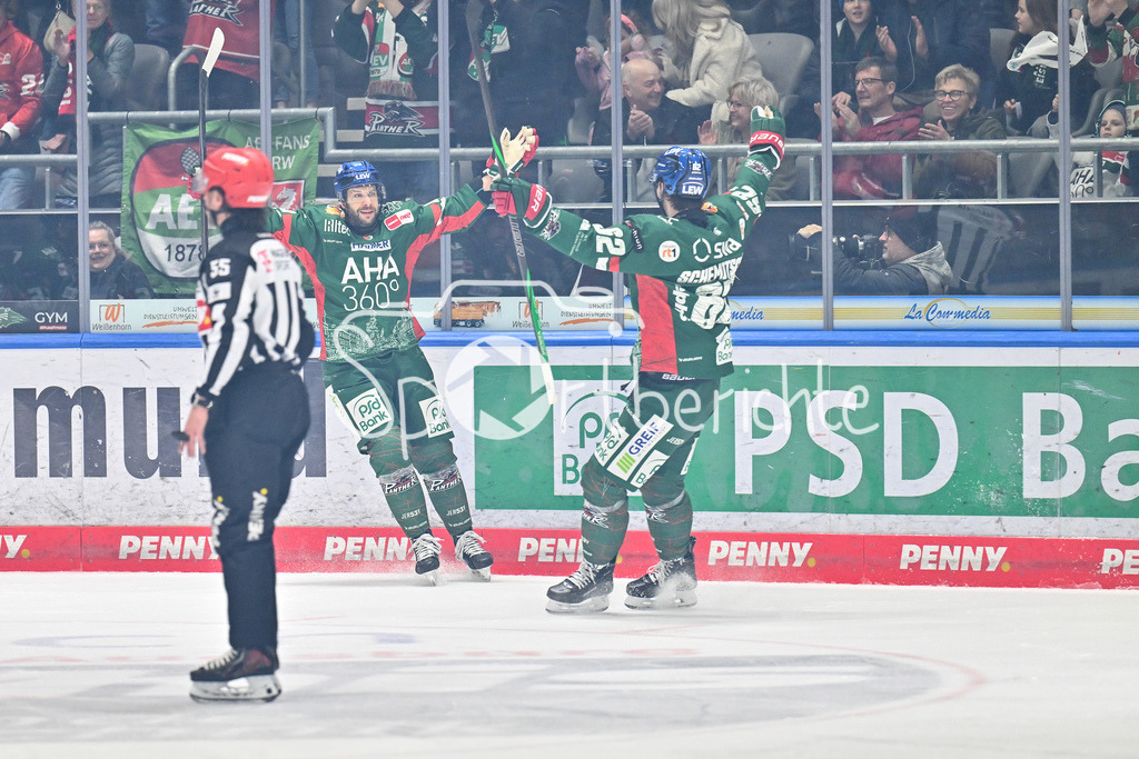 Augsburger Panther - Grizzlys Wolfsburg | AUGSBURG, GERMANY - 15. MARCH: jubel der Panther nach dem Treffer zum 1-0 durch Joseph CRAMAROSSA (Augsburger Panther 92) / Tor / Torschuetze / Freude / Happy während dem Match zwischen den Augsburger Panthern und den Grizzlys Wolfsburg am 52. Spieltag der Penny DEL im Curt Frenzel Stadion