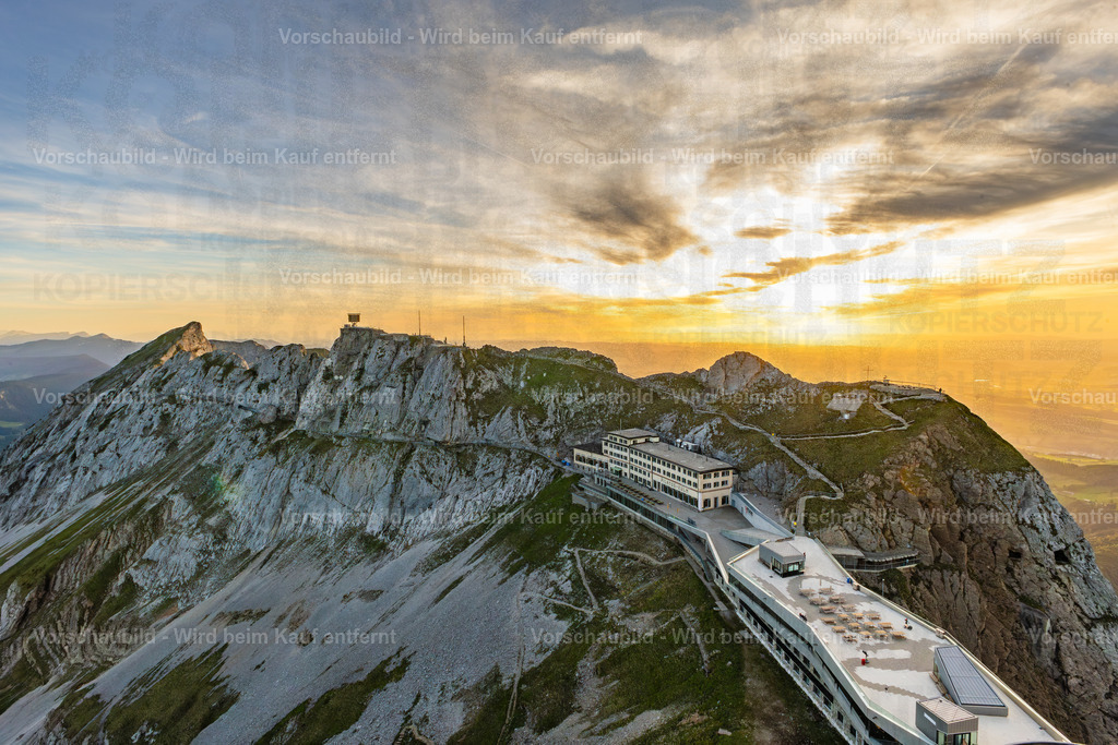 Sonnenuntergang auf dem Pilatus | Sonnenuntergang auf dem Pilatus mit warmem Abendlicht, leuchtenden Wolken und Blick über die Zentralschweiz. Eine ruhige Bergserie zwischen Fels, Himmel und letzter Tagesfarbe. - Realisiert mit Pictrs.com