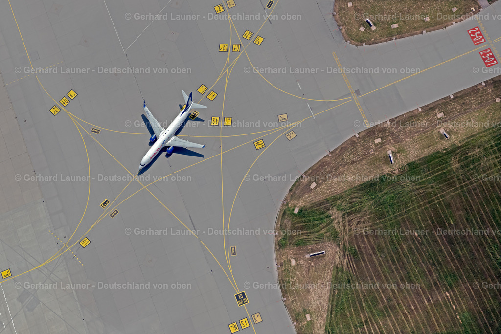 4034383 | FILDERSTADT 22.07.2020 Senkrecht- Luftbild aus der Satelliten- Perspektive vom Passagierflugzeug Jet vom Typ Boeing 737-800 mit der Kennung TC-JFD der Fluggesellschaft Anadolu beim Rollen auf dem Rollfeld und Vorfeld des Flughafen Stuttgart in Filderstadt im Bundesland Baden-Württemberg, Deutschland. Weiterführende Informationen bei: Flughafen Stuttgart GmbH. // Vertical aerial view from the satellite perspective of the passenger jet Boeing 737-800 with the registration TC-JFD of the airline Anadolu taxiing on the tarmac and apron of the Stuttgart airport in Filderstadt in the state Baden-Wuerttemberg, Germany. Further information at: Flughafen Stuttgart GmbH. Foto: Gerhard Launer
