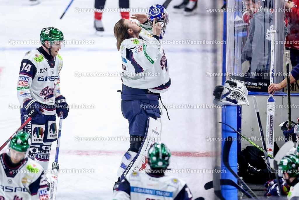 KEC15042601150 | 15.04.2026, Eishockey, DEL Halbfinale Play-Offs, Kölner Haie - Eisbären Berlin, Spiel 4, Lanxess-Arena Köln: Goalie Jonas Stettmer (Eisbären Berlin #01) Ersatztorhüter muss sich vorbereiten um Goalie Jake Hildebrand (Eisbären Berlin #30) auszuwechseln