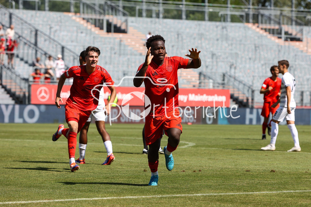 FC Würzburger Kickers - FC Bayern Amateure | Jubel nach dem Treffer zum 0-1 durch Nestory IRANKUNDA (FC Bayern München II #7) / Tor / Freude / Happy / Torschuetze / Flick Flack / Salto / Regionalliga Bayern: FC Würzburger Kickers - FC Bayern München II, AKON Arena am 24.08.2024