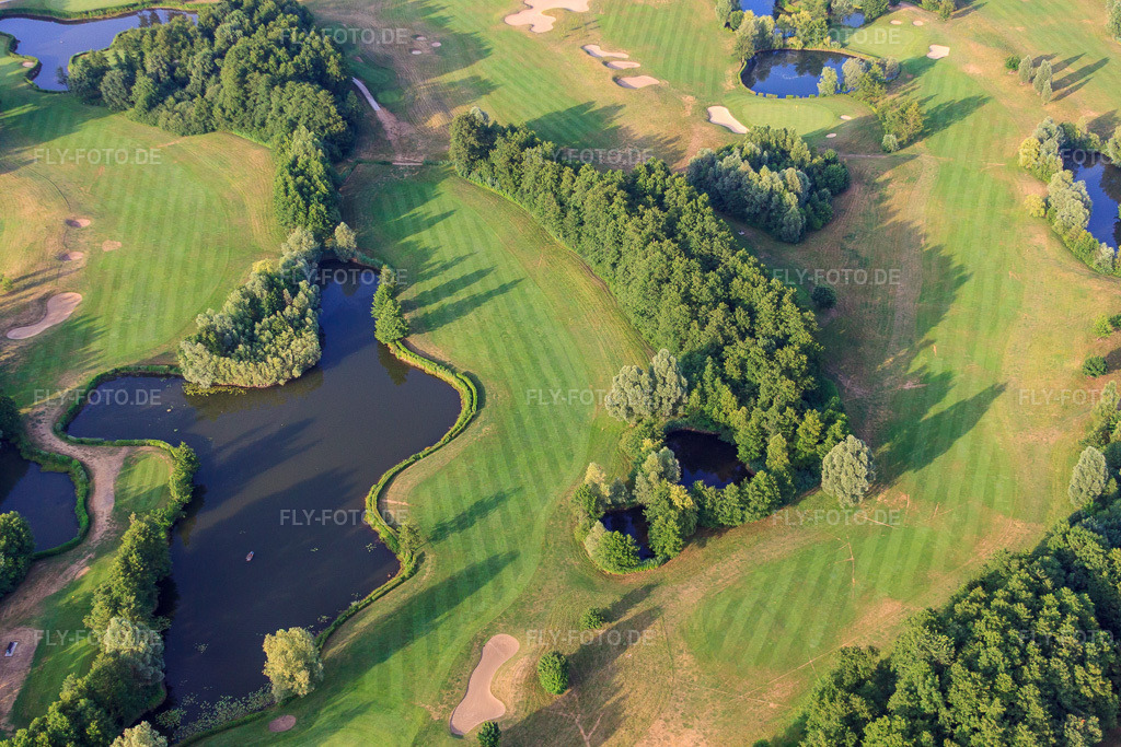 Luftbild: Teiche und Greens am Golfclub Soufflenheim Baden-Baden in Soufflenheim im Bundesland Bas-Rhin in Frankreich. – Foto: IMG_30483.jpg vom 09.07.2010 durch Werner Riehm/FLY-FOTO.de – Auflösung des Originals: 4752 x 3168 px