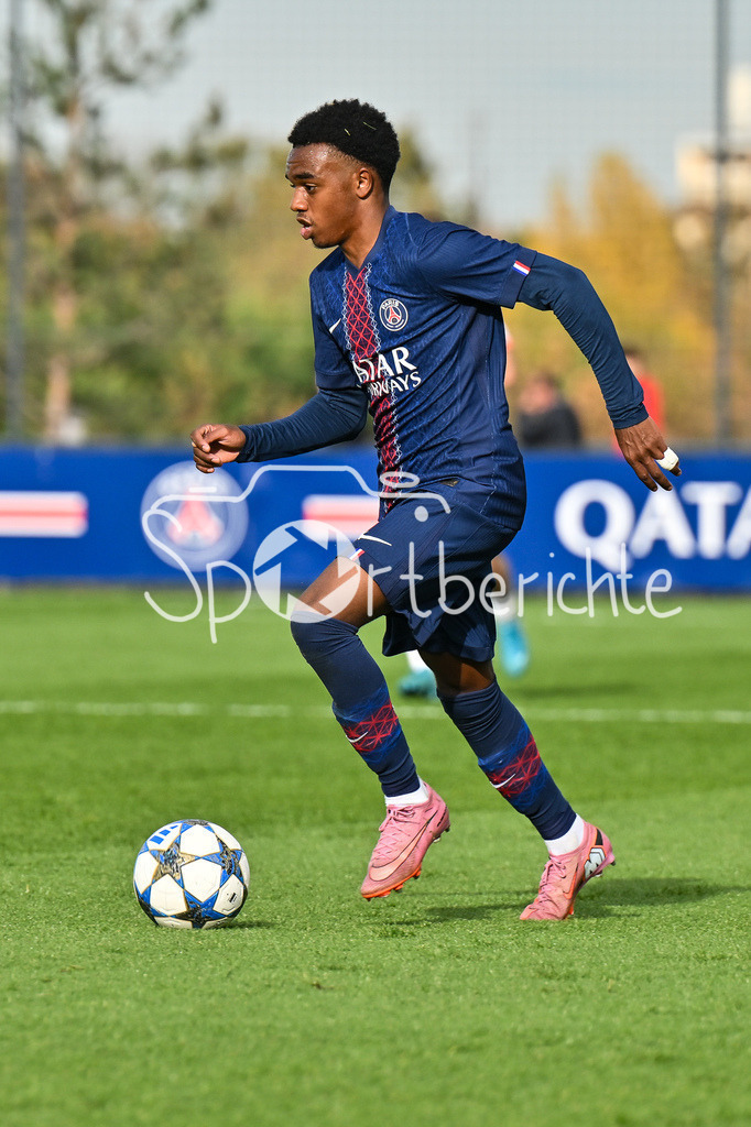 Paris Saint Germain U19 - FC Bayern München U19 | PARIS, FRANKREICH - 4. NOVEMBER: am Ball Elijah LY (PSG U19 29) beim Ligaspiel zwischen der U19 von Paris Saint Germain und der U19 des FC Bayern München am 4. Spieltag der UEFA Youth League am PSG Campus am 04.11.2025