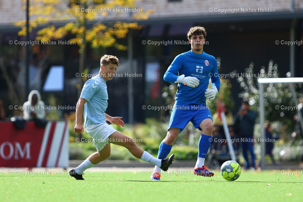 NH_EimsbüttelerTVU19_Altona93U19_RegionalligaNord_11102025 | #1 Luis Voß (Eimsbütteler TV U19), #10 Johann Linus Walter (Altona 93 U19)Fußball I Junioren I A-Junioren Regionalliga Nord I Saison 2025-2026  I 7. Spieltag I Eimsbütteler TV U19 - Altona 93 I 11.10.2025 I Sportzentrum Hoheluft
