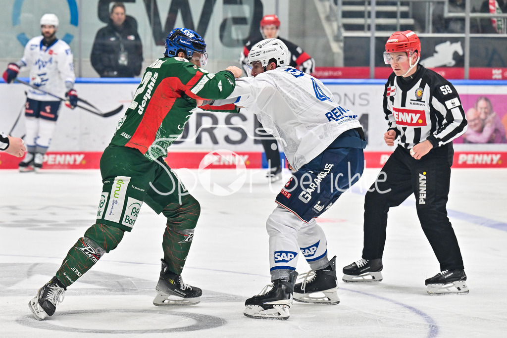 Augsburger Panther - Adler Mannheim | AUGSBURG, GERMANY - 28. DECEMBER: im Bild der Faustkampf zwischen Dan RENOUF (Adler Mannheim 4) und Joseph CRAMAROSSA (Augsburger Panther 92) / Fight / Kampf / Kämpfen / Schlägerei während dem Match zwischen den Augsburger Panthern und den Adler Mannehim am 33. Spieltag der Penny DEL im Curt Frenzel Stadion