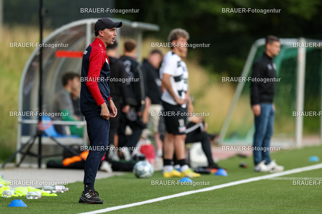 1_KFCWAT_20250723_0862.JPG -  - KFC Uerdingen - SG Wattenscheid 09 - Testspiel | Krefeld, Deutschland, 23.07.25: Trainer Julian Stöhr (KFC Uerdingen) gestikuliert, Gestik waehrend des Testspiel Spiels zwischen KFC Uerdingen - SG Wattenscheid 09 in der Covestro Sportpark am 23. July 2025 in Krefeld, Deutschland. (Foto von Stefan Brauer/Brauer-Fotoagentur)