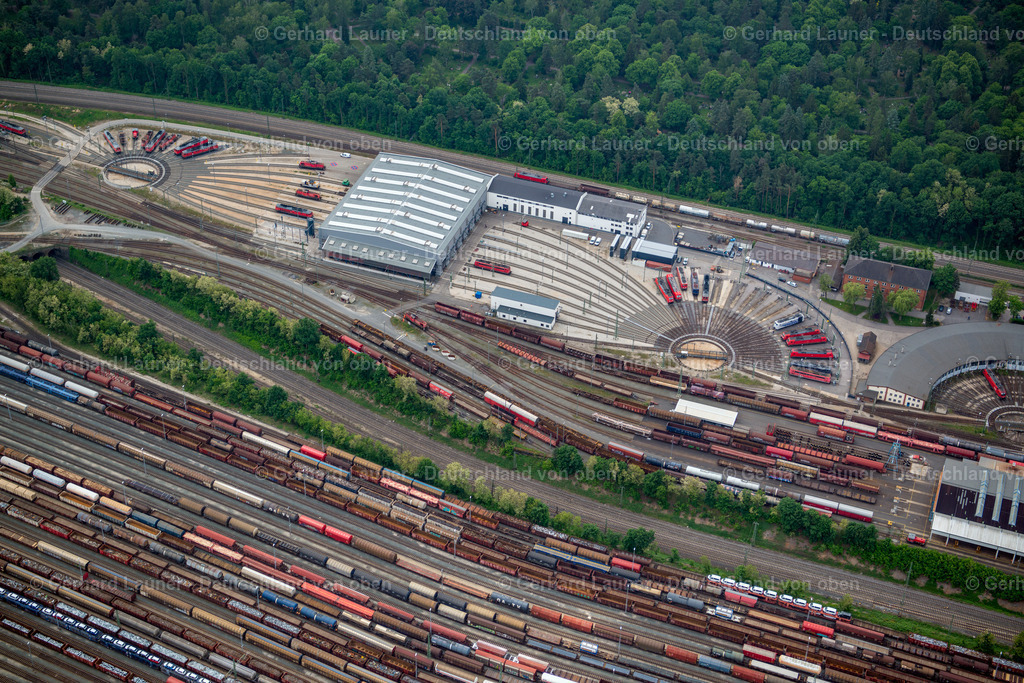 3803097 | NüRNBERG 21.08.2021 Schienen- und Gleisstrecken auf den Abstellgleisen und Rangierstrecken des Rangierbahnhofes und Güterbahnhofes der Deutschen Bahn in Nürnberg im Bundesland Bayern. // Marshalling yard and freight station of the Deutsche Bahn in Nuernberg in the state Bavaria. bahn.de. Foto: Gerhard Launer