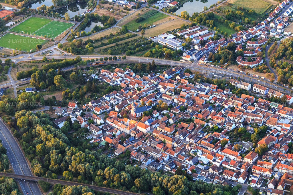 Luftbild: Ortsansicht von Süden im Ortsteil Knielingen in Karlsruhe im Bundesland Baden-Württemberg in Deutschland. Foto: IMG_134070.jpg vom 21.08.2022 durch Werner Riehm/FLY-FOTO.de