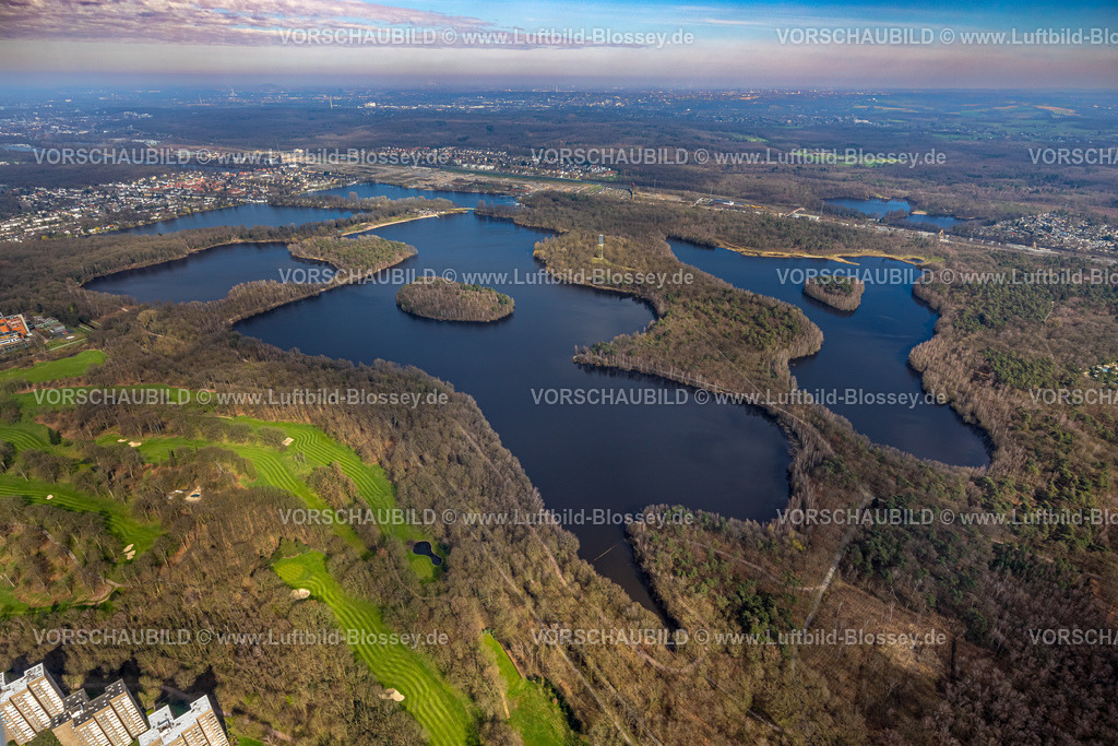Duisburg240302706 | Luftbild, Sechs-Seen-Platte, Wald und Naherholungsgebiet, hinten Baustelle für geplantes Duisburger Wohnquartier am ehemaligen Rangierbahnhof Wedau, Fernsicht, Wedau, Duisburg, Ruhrgebiet, Nordrhein-Westfalen, Deutschland, Duisburg-S