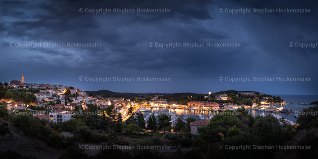 Vrsar mit Hafen bei Nacht Panorama 2:1 | Panorama von der Altstadt Vrsar und dem Hafen in Istrien bei Nacht Kroatien - Realisiert mit Pictrs.com