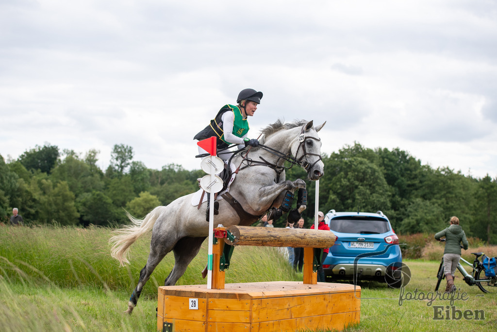 Tennis Wiefelstede Frauen | Geländeprüfung CCI3*-S am 09.06.2024 in Westerstede (Reitsportanlage Schloßweg), Photo: Philip Eiben 2024 - Realisiert mit Pictrs.com