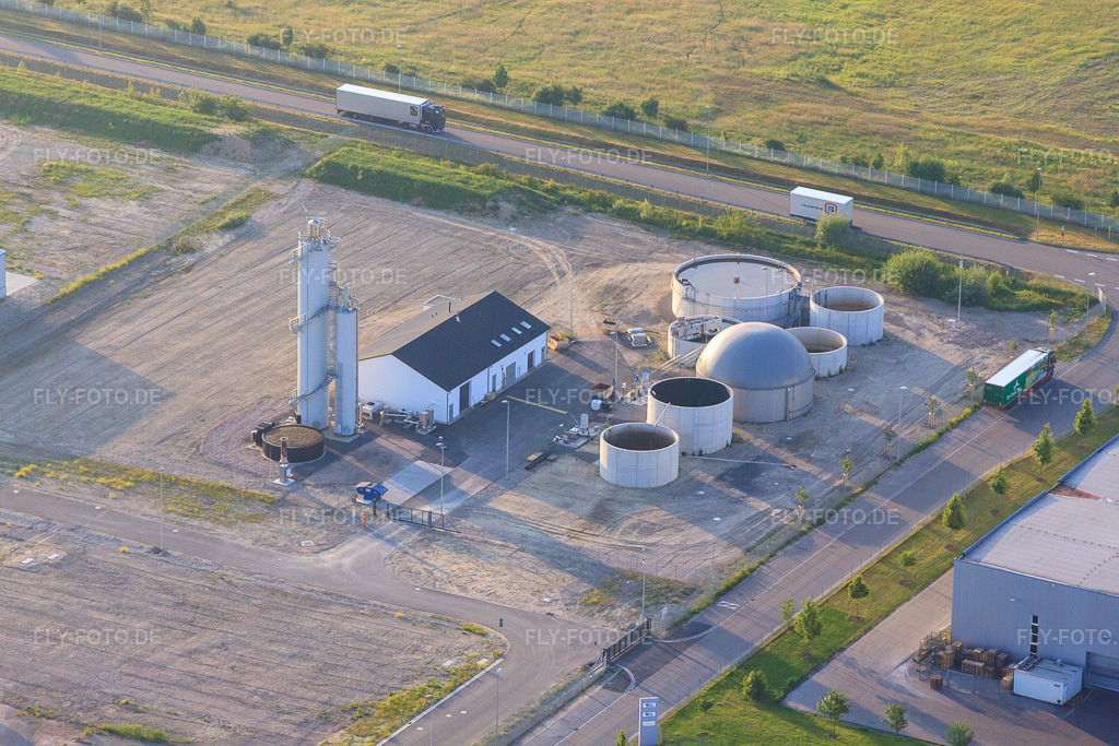 Luftbild: Brunnen und Tanks im Industriegebiet Oberwald in Wörth am Rhein im Bundesland Rheinland-Pfalz in Deutschland. Foto: IMG_64840.jpg vom 18.05.2014 durch Werner Riehm/FLY-FOTO.de