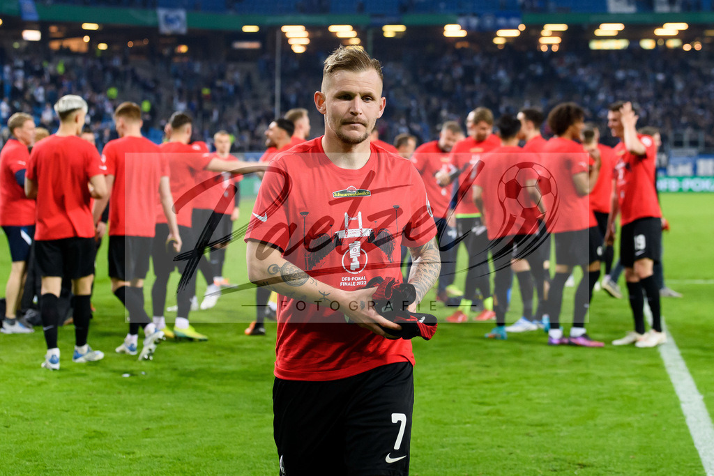 HSVSCF20220419_443 | Fussball, Herren: Jonathan Schmid (SC Freiburg) schaut beim DFB-Pokal-Halbfinalspiel zwischen Hamburger SV und SC Freiburg im Volksparkstadion am 19.04.2022 in Hamburg, Deutschland.DFB / DFL REGULATIONS PROHIBIT ANY USE OF PHOTOGRAPHS AS IMAGE SEQUENCES AND/OR QUASI-VIDEO. - Realisiert mit Pictrs.com