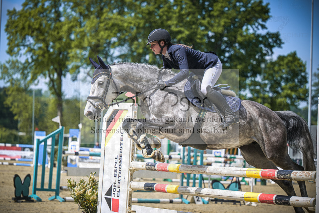 DOS_7977 | Entdecke hochwertige Reitturnierfotos von Foto Oger. Professionell, emotional und authentisch – jetzt Lieblingsmomente im Shop bestellen.Deutschlandweite Turnierfotografie. - Realisiert mit Pictrs.com