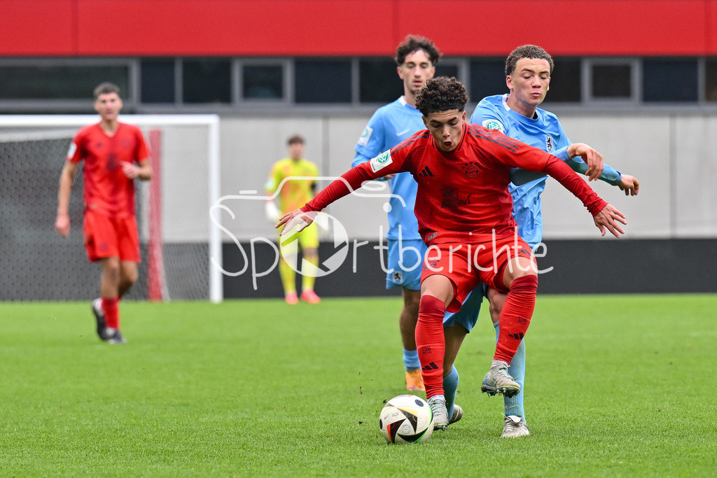 FC Bayern München U19 - TSV 1860 München U19 | Im Duell Jussef NASRAWE (FCB #10) und Samuel ALTHAUS (TSV 1860 Muenchen U19 #6) / Zweikampf / U19 DFB Nachwuchsliga: FC Bayern Muenchen U19 - TSV 1860 Muenchen U19, FC Bayern Campus am 02.11.2024