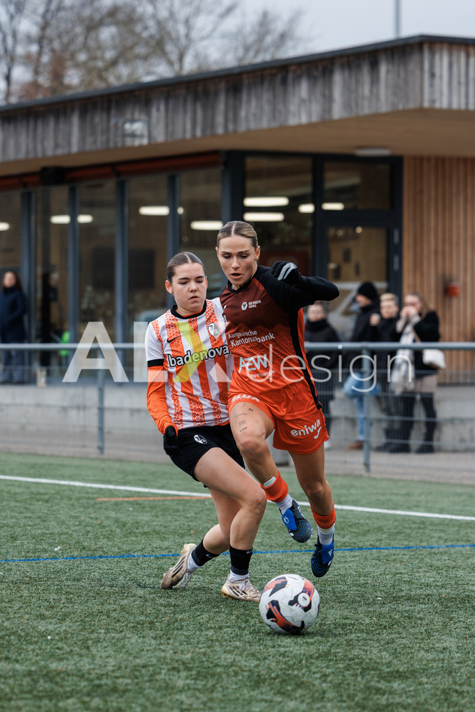 Fußball I Frauen I Saison 2025-2026 I Freundschaftsspiel I FC Aarau Frauen - SC Freiburg U20 I 24.01.2026 | 8 Vanesa Hoti (FC Aarau) – Mittelfeld  //  19 Rebecca Rummel (SC Freiburg U20) – Sturm - Realisiert mit Pictrs.com