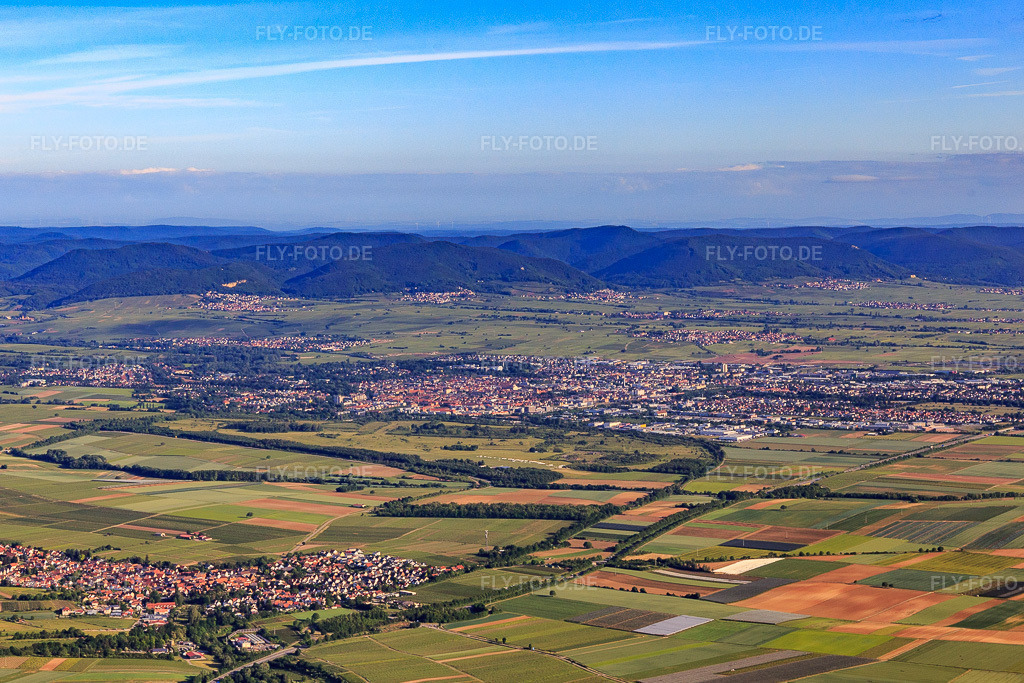 Luftbild: Ortsansicht von Süden in Landau in der Pfalz im Bundesland Rheinland-Pfalz in Deutschland. Foto: IMG_132230.jpg vom 28.05.2022 durch Werner Riehm/FLY-FOTO.de