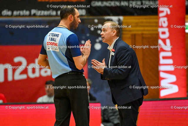 AUT, BSL, Basketball Gmunden Swans vs BK Klosterneuburg Dukes | 17.12.2023, Raiffeisen Sportpark Gmunden, AUT, BSL, Gmunden Swans vs BK Klosterneuburg Dukes, im Bild Schiedsrichter Trmal und Anton Mirolybov, Head Coach Basket Swans Gmunden (Swans)


// BSL, Basketball Super League Match between Gmunden Swans and BK Klosterneuburg Dukes in Gmunden, Austria on 2023/12/17