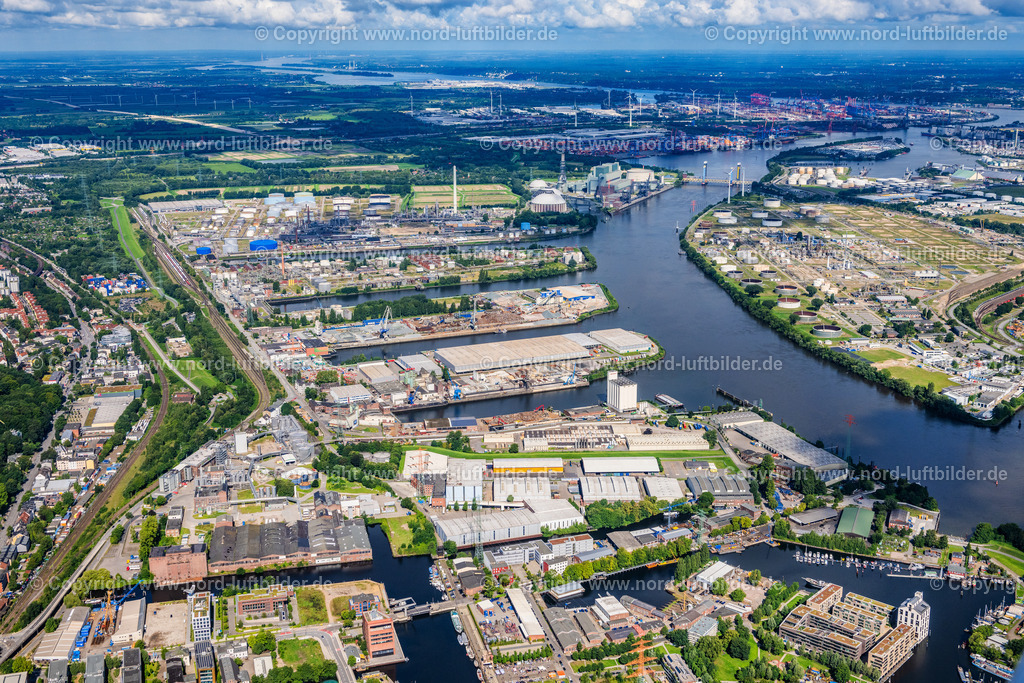 Hamburg_Harburg_Seehafen_Gewerbegebiet_ELS_1637050823 | HAMBURG 05.08.2023 Kaianlagen und Schiffs- Anlegestellen an den Hafenbecken von Seehafen 1 bis 4 an der Süderelbe im Ortsteil Harburg in Hamburg, Deutschland. // Quays and boat moorings at the port of the inland port Seehafen 1 to 4 on the southern Elbe in the district Harburg in Hamburg, Germany. Foto: Martin Elsen