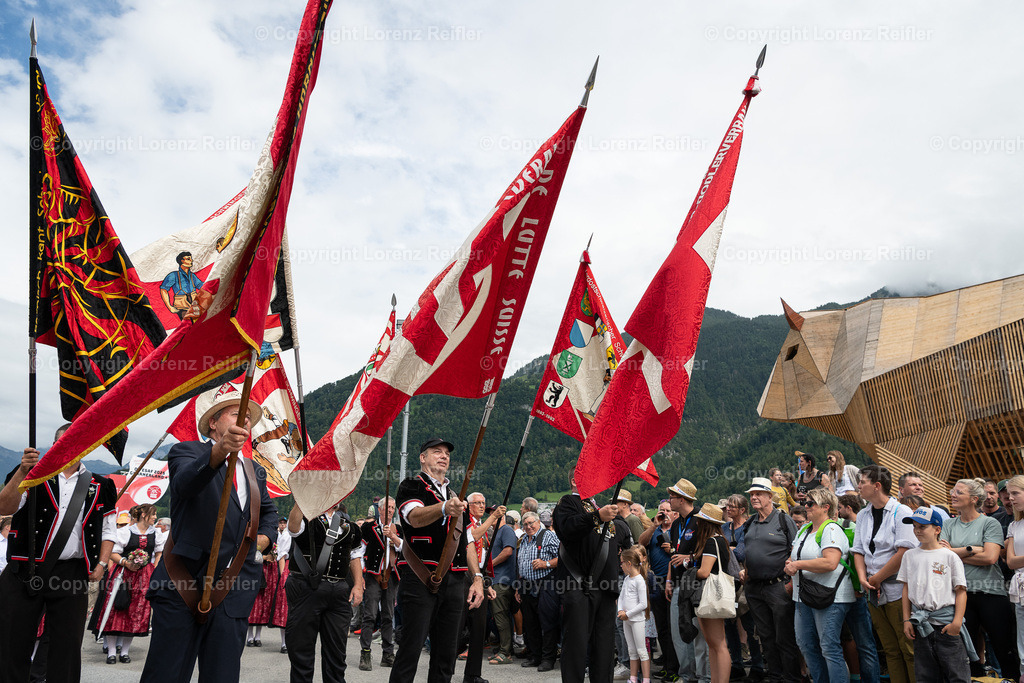 Schwingen -  ESAF Freitag Festumzug 2025 | Mollis, 29.8.25, Schwingen - ESAF Freitag Festumzug ESV und Verbandsfahnen.