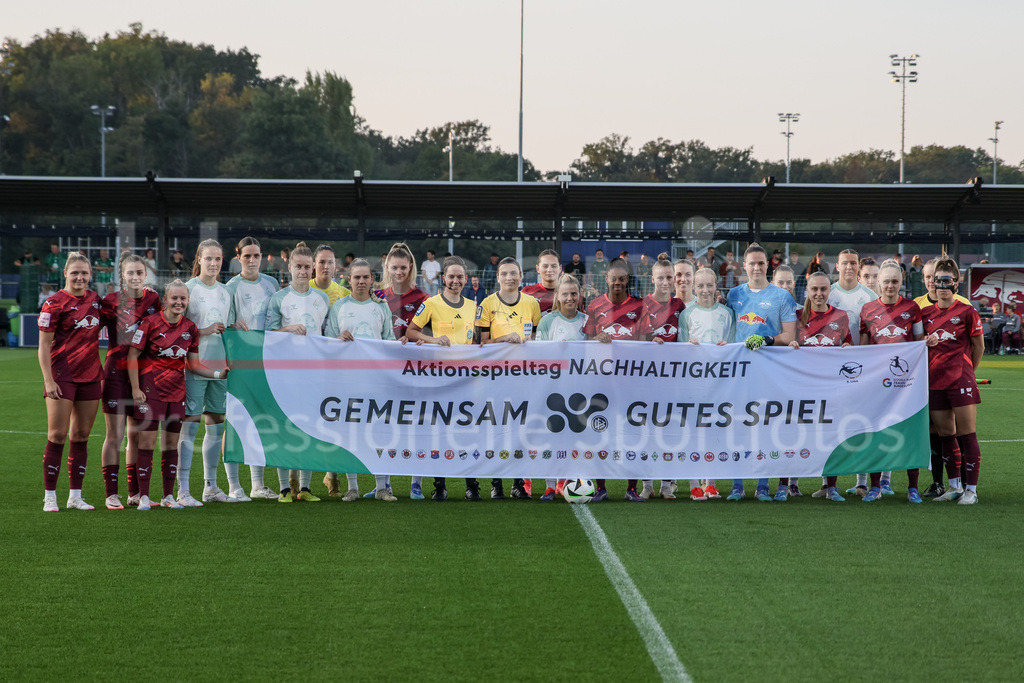 Fussball, Google Pixel Frauen-Bundesliga, RB Leipzig - SV Werder Bremen | v.li.: Beide Mannschaften halten ein Banner zum Nachhaltigkeitsspieltag hoch, Nachhaltigkeit, Aktionsspieltag, Aktion, DIE DFB-RICHTLINIEN UNTERSAGEN JEGLICHE NUTZUNG VON FOTOS ALS SEQUENZBILDER UND/ODER VIDEOÄHNLICHE FOTOSTRECKEN. DFB REGULATIONS PROHIBIT ANY USE OF PHOTOGRAPHS AS IMAGE SEQUENCES AND/OR QUASI-VIDEO.