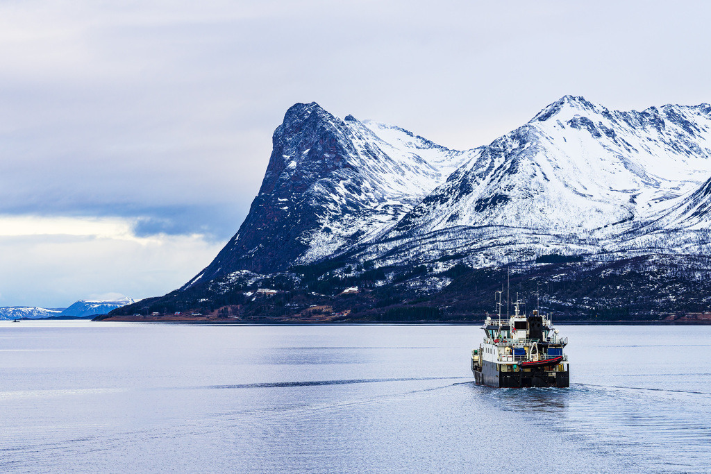 Berge und Fischerboot im Winter nahe Harstad in Norwegen | Berge und Fischerboot im Winter nahe Harstad in Norwegen.