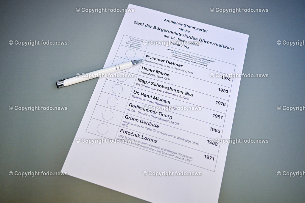 Linz_ Wahlkarte Buergermeisterwahl_ 21.12.2024-5 | 21.12.2024, Linz, AUT, Wahlkarte, im Bild Themenbild, Briefwahl, Buergermeisterwahl Linz 2025, Buergermeisterkanditat, Oberoesterreich, Politik, Post, Postzustellung, Stimmabgabe, Briefwahl, Wahlbeteiligung, Wahlkarte, Wahlrecht, Wahlumschlag, Wahlunterlagen, Wahlzettel, Amtlicher Stimmzettel