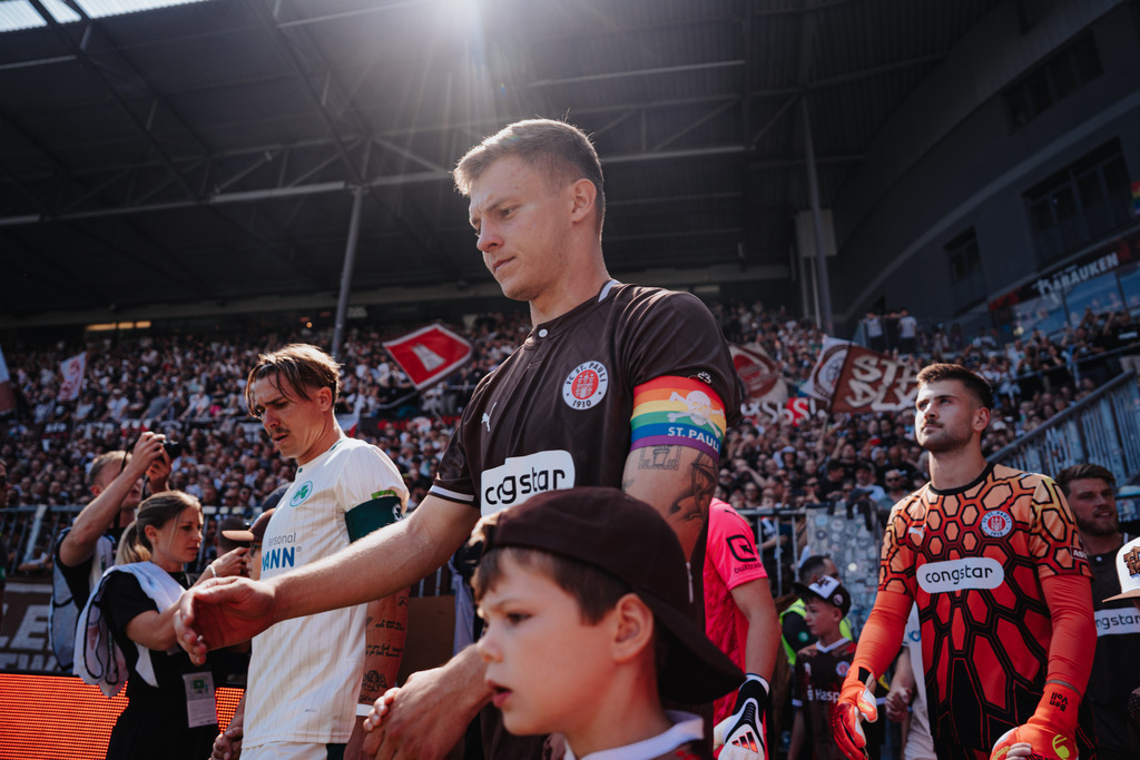 HEV09807 | Der offizielle Shop für FC St. Pauli Fotos. Wähle aus Spielszenen & Fanmomenten dein FCSP Wunschformat. Wir liefern Millerntor-Atmosphäre.