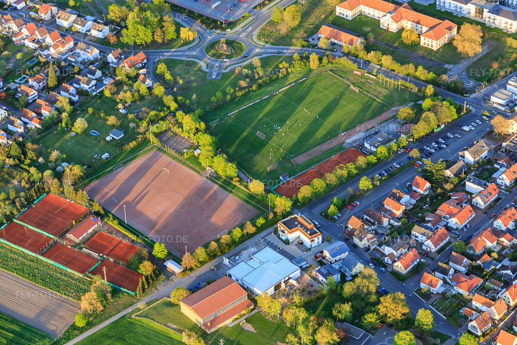 Luftbild: Sportplätze Am Pefferminzbähnel im Ortsteil Lachen in Neustadt im Bundesland Rheinland-Pfalz in Deutschland. Foto: IMG_077498.jpg vom 21.04.2015 durch Werner Riehm/FLY-FOTO.de