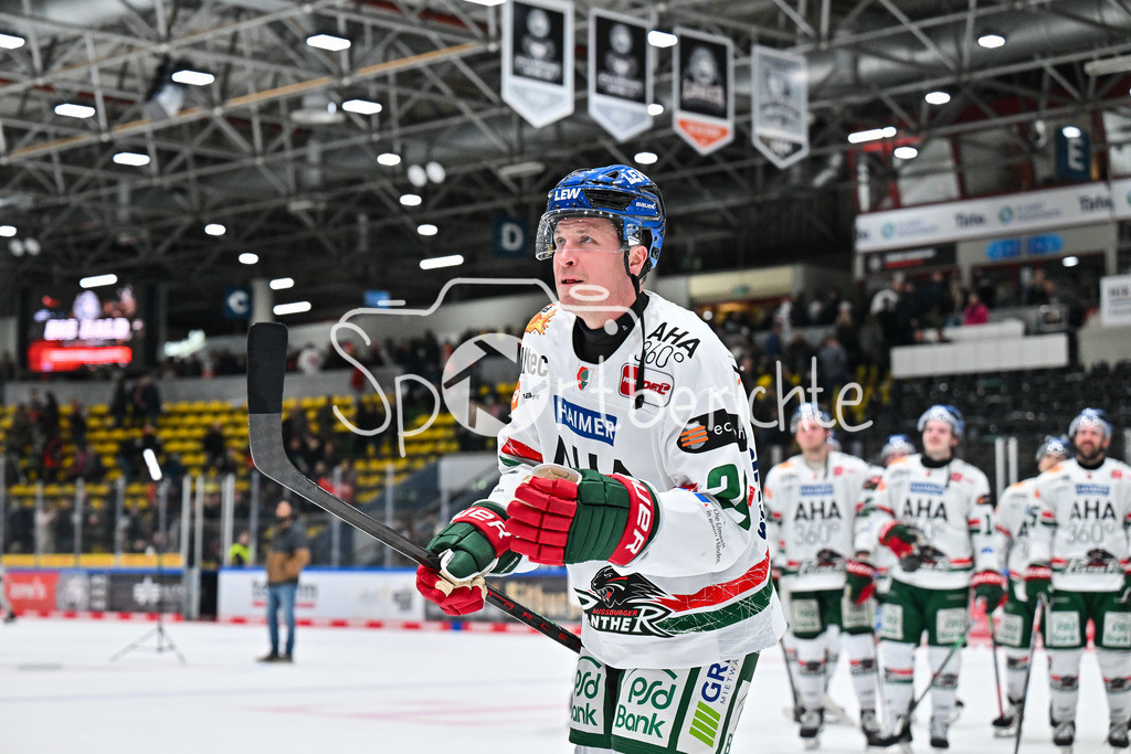 Löwen Frankfurt - Augsburger Panther | FRANKFURT, GERMANY - 19. DECEMBER: die Spieler der Panther feiern zusammen mit den Fans den Auswärtssieg in Frankfurt nach dem Match zwischen den Löwen Frankfurt und den Augsburger Panthern am 29. Spieltag der Penny DEL in der Eissporthalle Frankfurt / T. J. TREVELYAN (Augsburger Panther 24)