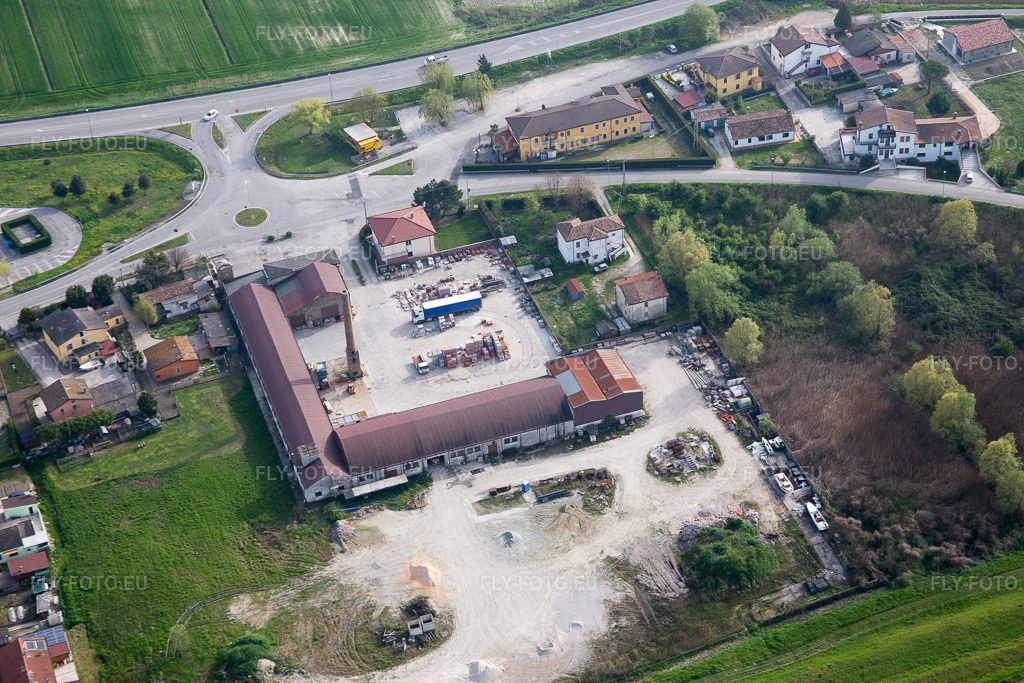 Vue aérienne: Vue de la ville à Villaregia dans le département Vénétie, Italie. Photo: IMG_087290.jpg prise le 05/04/2016 par Werner Riehm/FLY-FOTO.euRésolution de l'original: 5472 x 3648 px