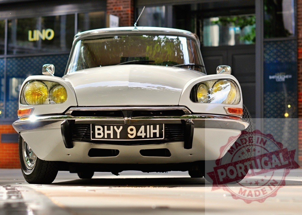 Citroën DS parked on the street in front of a restaurant | Classic white Citroën DS parked on the street in a sunny day - Realisiert mit Pictrs.com