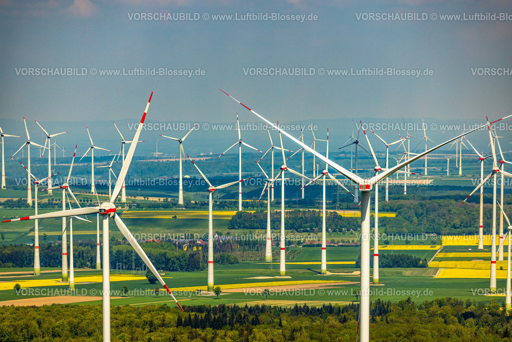 Marsberg240504340Meerhof | Luftbild, Windpark Windenergieanlagen bei Meerhof, Rapsfelder und grüne Wiesen und Felder, Fernsicht mit blauem Himmel, Meerhof, Marsberg, Sauerland, Nordrhein-Westfalen, Deutschland