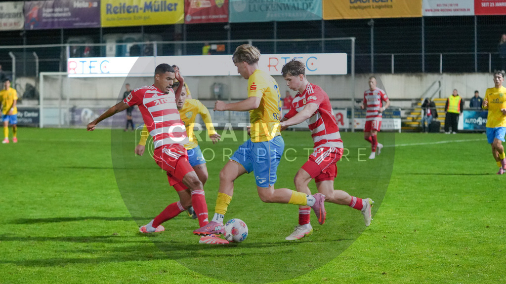 Fußball, Herren, Saison 2025/2026, Testspiel, Freundschaftsspiel, FSV 63 Luckenwalde vs. 1.FC Union Berlin, Mittwoch 08.10.2025, Werner-Seelenbinder-Stadion Luckenwalde, | Fußball, Herren, Saison 2025/2026, Testspiel, Freundschaftsspiel, FSV 63 Luckenwalde vs. 1.FC Union Berlin, Mittwoch 08.10.2025, Werner-Seelenbinder-Stadion Luckenwalde, Im Bild: Danilho Doekhi (l. Union), Fritz Schröder (m. Luckenwalde) und Tim Blaszczak (r. Union) - Realisiert mit Pictrs.com