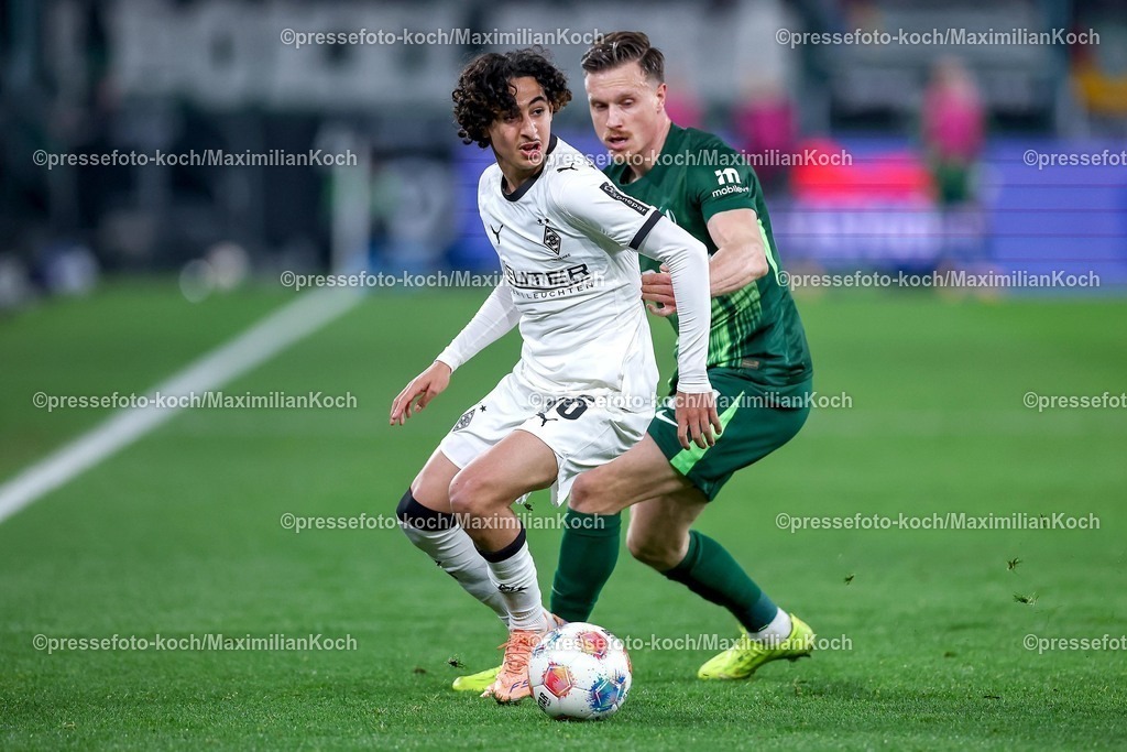 BMG13122502141 | 13.12.2025, Fußball, Borussia Mönchengladbach - VfL Wolfsburg, 1. Fußball Bundesliga, 14.Spieltag, Borussia-Park, Saison 2025 2026: Wael Mohya (Borussia Mönchengladbach #36) im Zweikampf gegen  Yannick Gerhardt&nbsp;(VfL Wolfsburg #31)  DFB regulations prohibit any use of photographs as image sequences and or quasi-video.