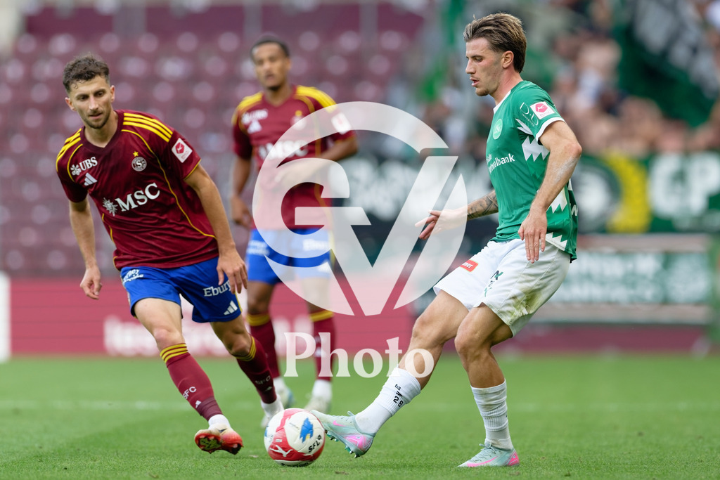 Brack Super League - Servette FC v FC Saint-Gall | Hugo Vandermersch (28 FC Saint-Gall) passes the ball during the Brack Super League match between Servette FC and FC Saint-Gall at Stade de Geneve in Geneva, Switzerland