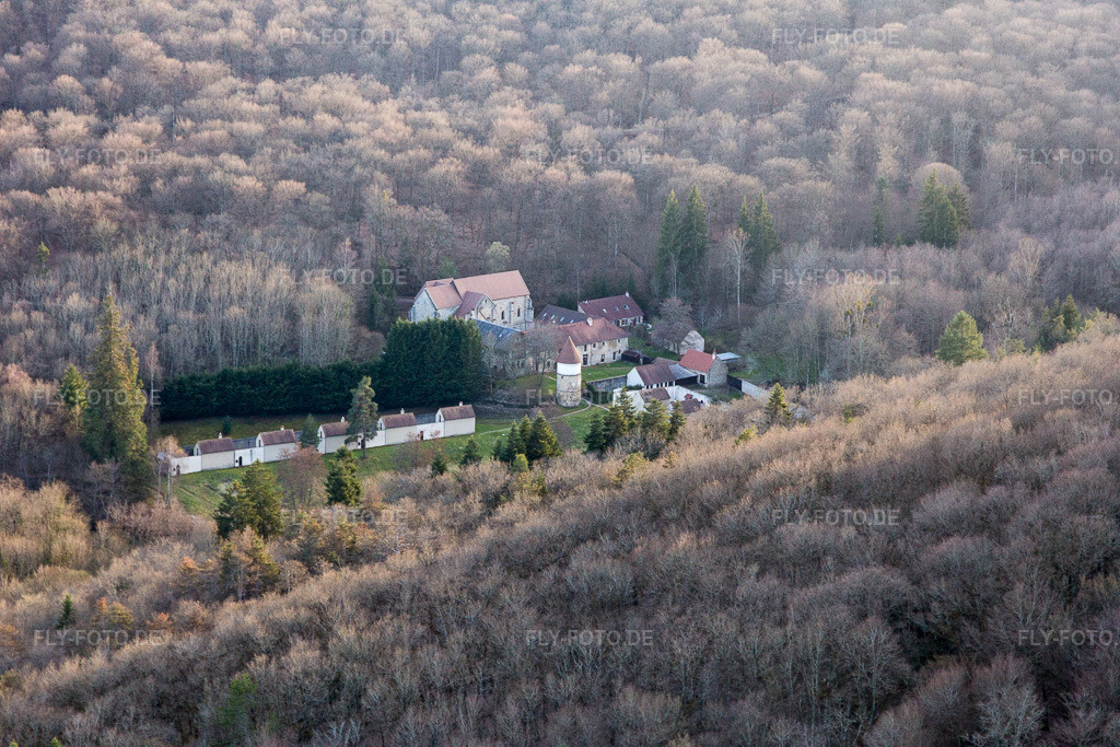 Luftbild: Ortsansicht in Sully im Bundesland Saône-et-Loire in Frankreich. Foto: IMG_105507.jpg vom 01.04.2018 durch Werner Riehm/FLY-FOTO.de