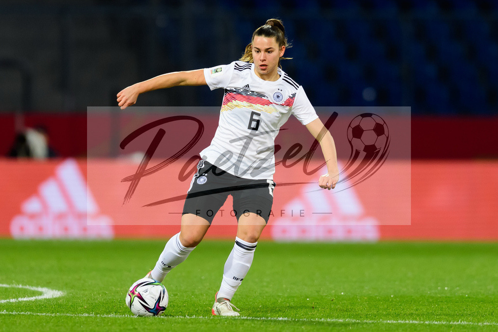 GERTUR20211126_111 | Fussball, Frauen: Lena Oberdorf (Germany) in Aktion, am Ball, Einzelaktion bei dem Spiel der WM-Qualifikation zwischen Deutschland und Tuerkei im Eintracht-Stadion am 26.11.2021 in Braunschweig, Deutschland. - Realisiert mit Pictrs.com