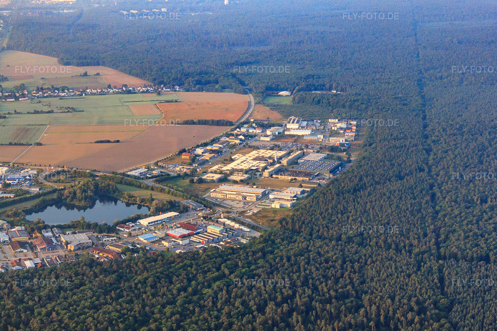 Luftbild: Industriegebiet Lorenzstraße mit IWK Verpackungstechnik GmbH und NDT Global im Ortsteil Blankenloch in Stutensee im Bundesland Baden-Württemberg in Deutschland. Foto: IMG_52774.jpg vom 05.09.2012 durch Werner Riehm/FLY-FOTO.deAuflösung des Originals: 4548 x 3032 pxWWW.IWK.DE