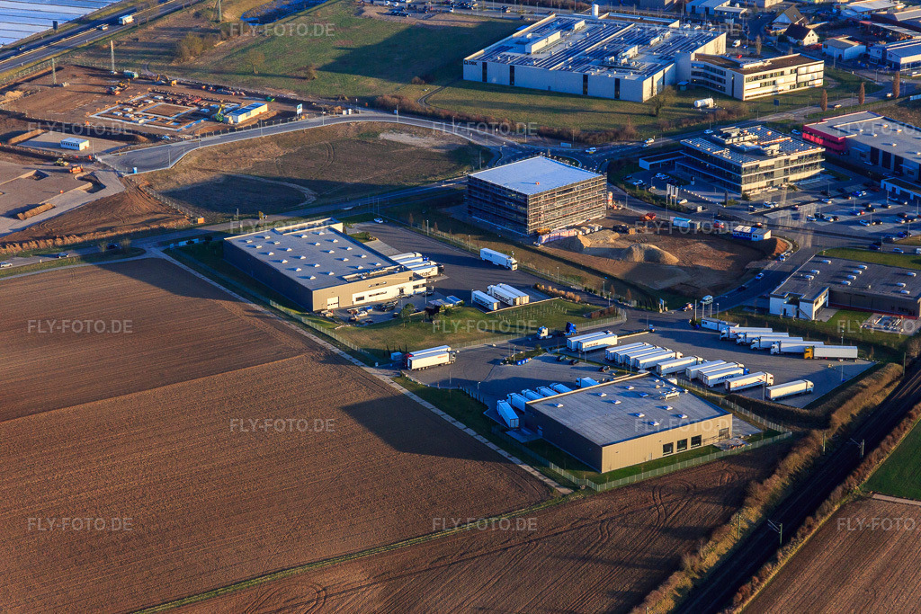 Luftbild: Industriegebiet Im Speyerer Tal mit TRANSAC Intern. Speditionsgesellschaft mbH, Markthalle 5 und Baustelle des Neubaus der Kardex Software GmbH in Rülzheim im Bundesland Rheinland-Pfalz in Deutschland. – Foto: IMG_104929.jpg vom 14.03.2018 durch Werner Riehm/FLY-FOTO.de – Auflösung des Originals: 5472 x 3648 px – TRANSAC Logistics GmbH – Offizielle von Kardex | Kardex Remstar | Kardex Mlog – TOMSLOT88 * Provider