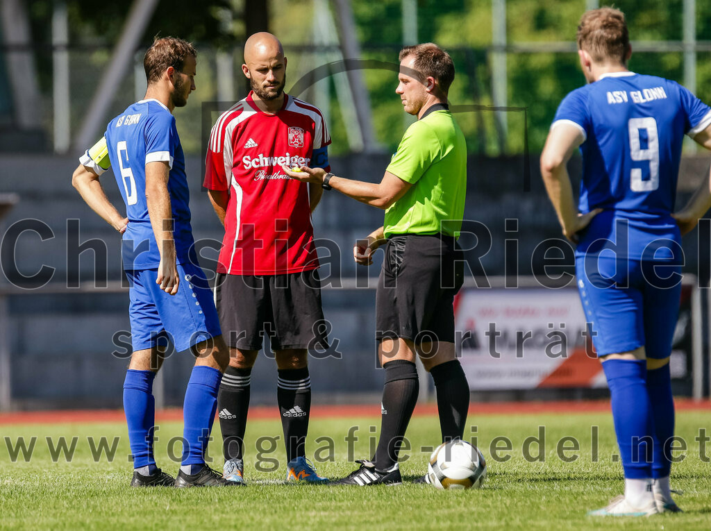 2023-09-16_017_SG_Markt_Schwaben_gegen_ASV_Glonn | Markt Schwaben, Deutschland, 16.09.2023:
Fußball, Kreisklasse 2023 / 2024, 5. Spieltag, (SG) Markt Schwaben gegen ASV Glonn, Endergebnis: 3:0

Jacob König (ASV Glonn, #6), Jannis Giannantonio-Tillmann (SG Markt Schwaben, #2), Schiedsrichter Ronny Schmidt

Foto: Christian Riedel / fotografie-riedel.net