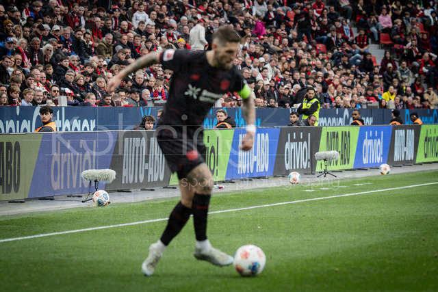 German Bundesliga, Bayer 04 Leverkusen vs. VfL Wolfsburg, 04.04.2026 | LEVERKUSEN, GERMANY - APRIL 4, 2026 :  The spectators looking at Robert Andrich (Bayer 04 Leverkusen, 8) during the German Bundesliga match on gameday 28 between Bayer 04 Leverkusen vs. VfL Wolfsburg at BayArena on April 4, 2026 in Leverkusen, Germany. DFL REGULATIONS PROHIBIT ANY USE OF PHOTOGRAPHS AS IMAGE SEQUENCES AND/OR QUASI-VIDEO.