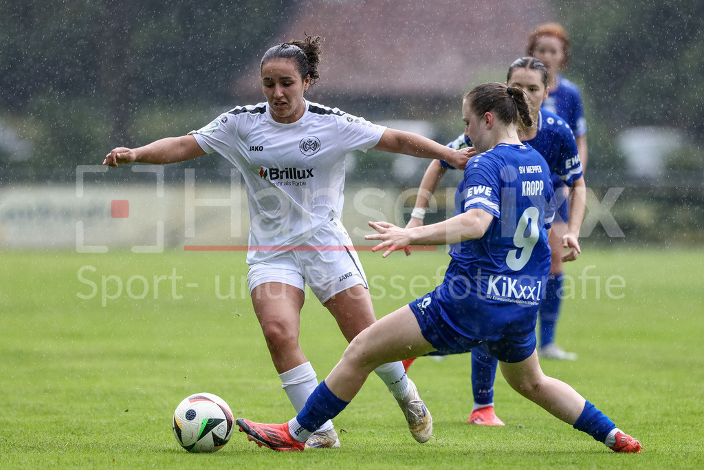 Fussball, Testspiel Frauen, SV Meppen - DJK Wacker Mecklenbeck | Marleen Kropp (SV Meppen, 9) im Zweikampf, Duell, Dynamik, Aktion, Action, Spielszene