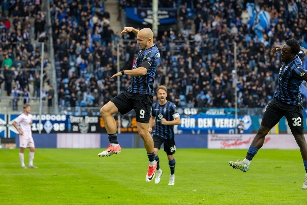 Fußball 3. Liga Saison 2025/26, 10. Spieltag: Waldhof Mannheim gegen VfL Osnabrück***Felix Lohkemper (9, Mannheim) freut sich über sein Tor zum 1:0 | Fußball 3. Liga Saison 2025/26, 10. Spieltag: Waldhof Mannheim gegen VfL Osnabrück***Felix Lohkemper (9, Mannheim) freut sich über sein Tor zum 1:0 - Realisiert mit Pictrs.com