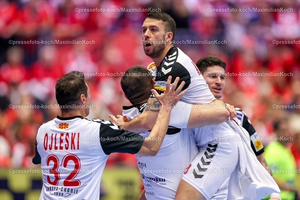 EHF20012601070 | 20.01.2026, Handball, Men's EHF EURO 2026, Nordmazedonien - Rumänien, Jyske Bank Boxen in Herning, Dänemark, Preliminary Round:  Goce Ojleski (North Macedonia #32)  Aleksandar Petkovski (North Macedonia #21)  Filip Kuzmanovski (North Macedonia #18) jubelnd nach dem Sieg